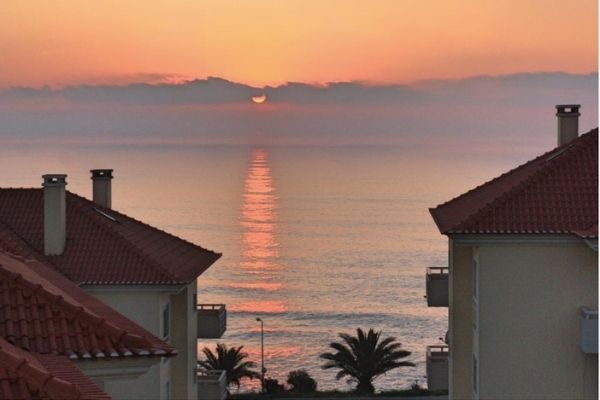 Ocean and Sunset Dreaming house at Praia de Ribeira D'Ilhas