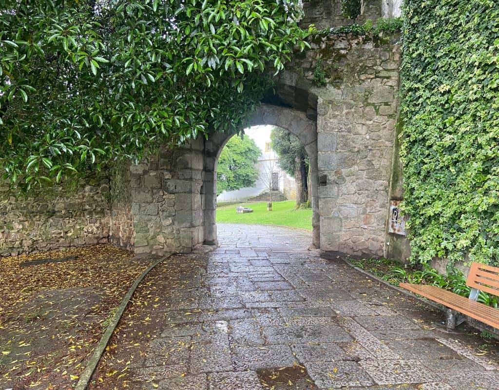 One of the archways through the old wall built around Evora's old center. This one is covered in ivy which makes it quite pcitoresque.