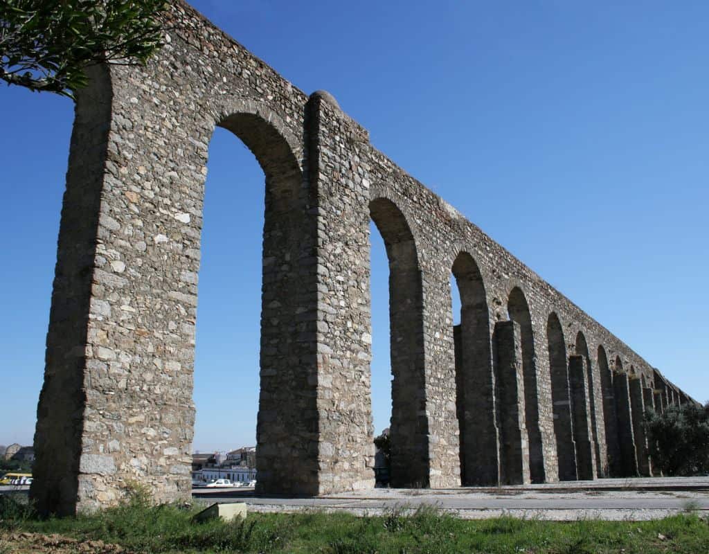 The Aqueducto da Agua de Prata as seen on a sunny day.